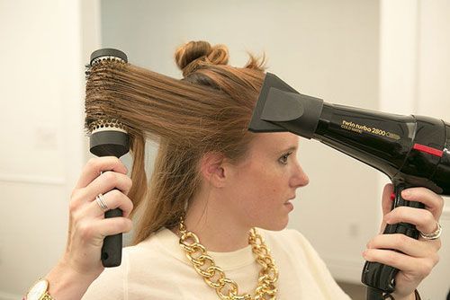 Bạn cần tìm kiếm một kiểu tóc mới mà không cần tốn quá nhiều thời gian và tiền bạc? Hãy thử tạo kiểu tóc với máy sấy! Bạn có thể tạo ra những kiểu tóc thời thượng và cá tính chỉ với một chiếc máy sấy và vài công cụ nhỏ nhắn.