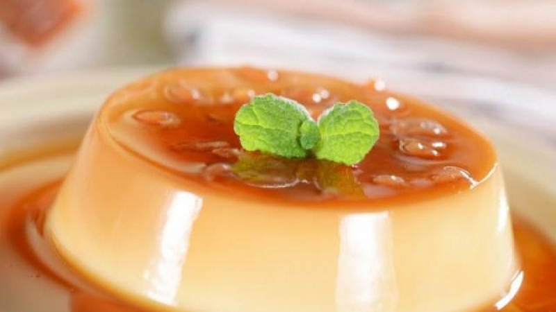 4. Làm bánh flan với máy đánh trứng