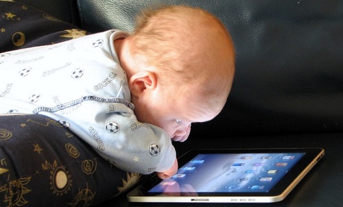 Dỗ trẻ em ăn bằng cách cho xem iPad liệu có đúng?