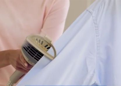 Hướng dẫn cách ủi phẳng áo sơ mi nhanh chóng mà hiệu quả bất ngờ