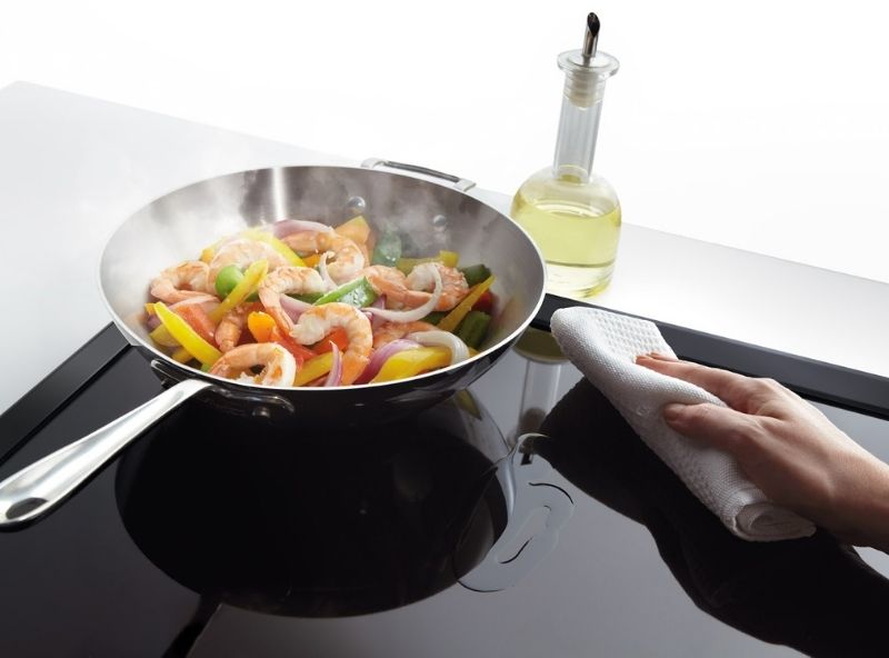 Cách vệ sinh mặt bếp điện vô cùng hiệu quả mà các bà nội trợ cần biết