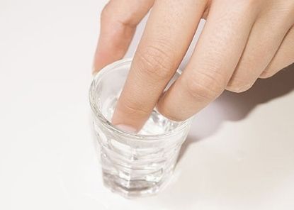 Nên làm gì khi bị keo 502 dính vào da