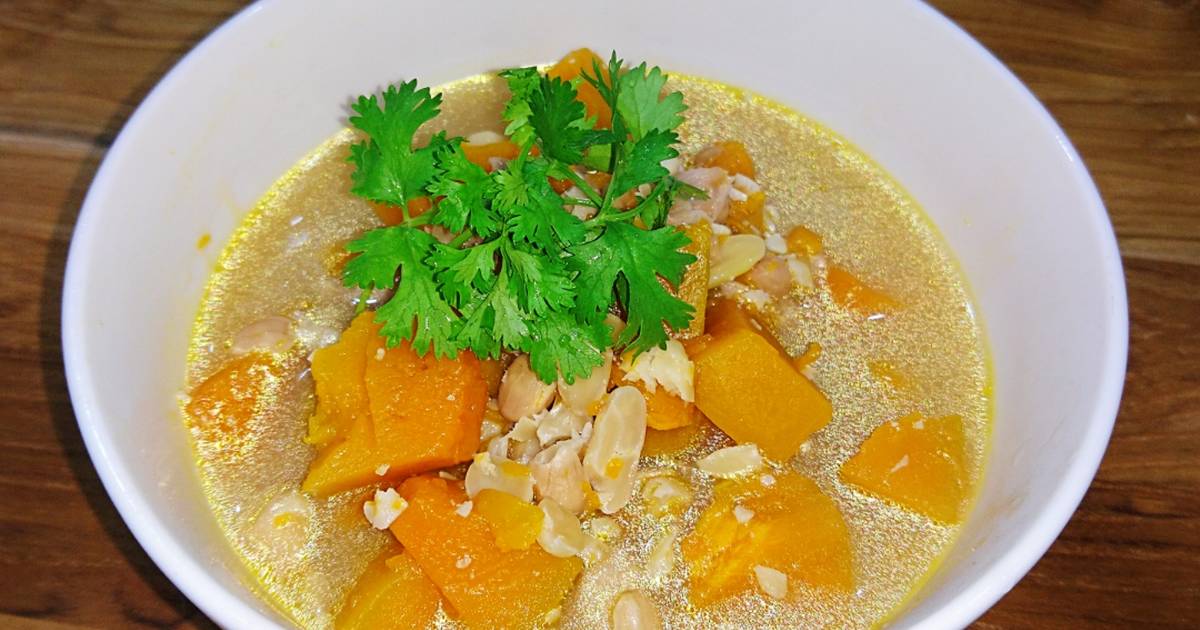 Món chay - canh bí đỏ nấu với đậu phộng