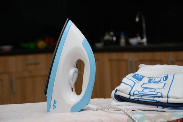 Bàn ủi khô và những mẹo sử dụng không phải ai cũng biết