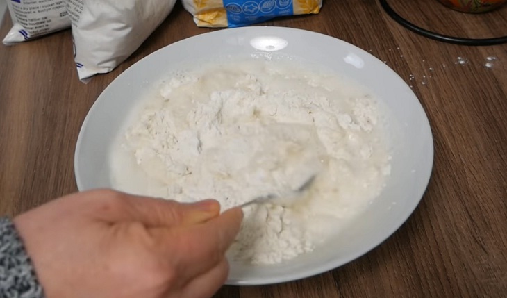 Vào bếp thực hiện món bánh chuối chiên dễ ăn, dễ làm