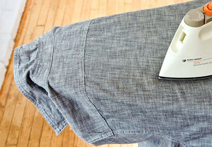 Hướng dẫn cách ủi phẳng áo sơ mi nhanh chóng mà hiệu quả bất ngờ