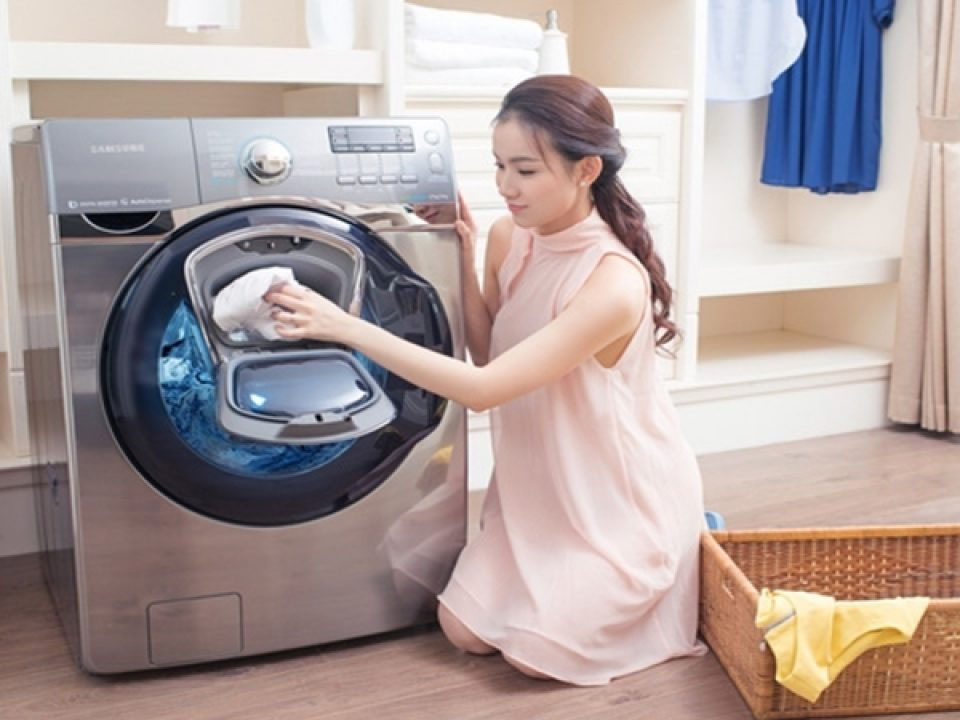 vệ sinh bên ngoài máy giặt