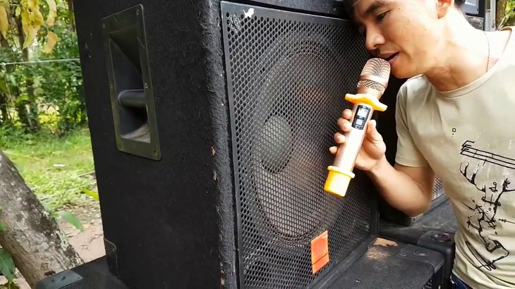 Nguyên nhân và cách khắc phục tình trạng Micro bị hú khi karaoke