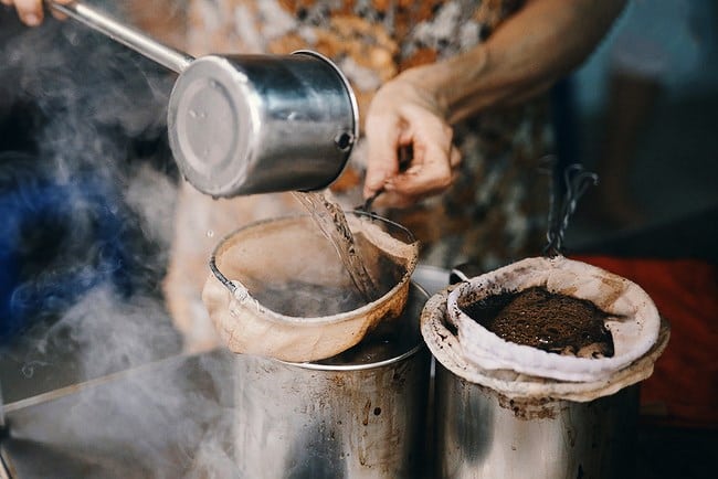 Cà phê vợt ngày nay chủ yếu dành cho những người Sài Gòn gốc, những người đã gắn bó với thức uống này gần cả cuộc đời mình