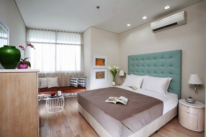 Có nên lắp đặt máy lạnh trên đầu giường 